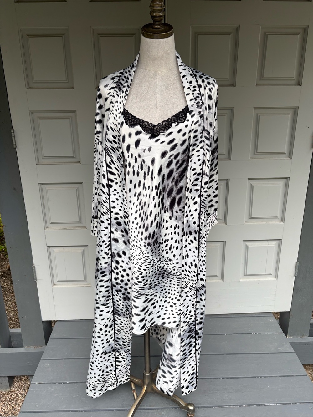 Natori Black & White Tiger Animal 🐅 Print Chemise & Robe Set with Lace Trim
